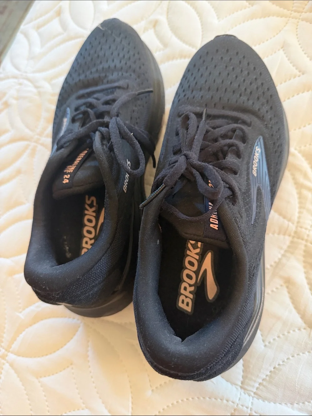 Brooks women’s Dark Blue/Black Adrenaline GTS 24 - barely worn!